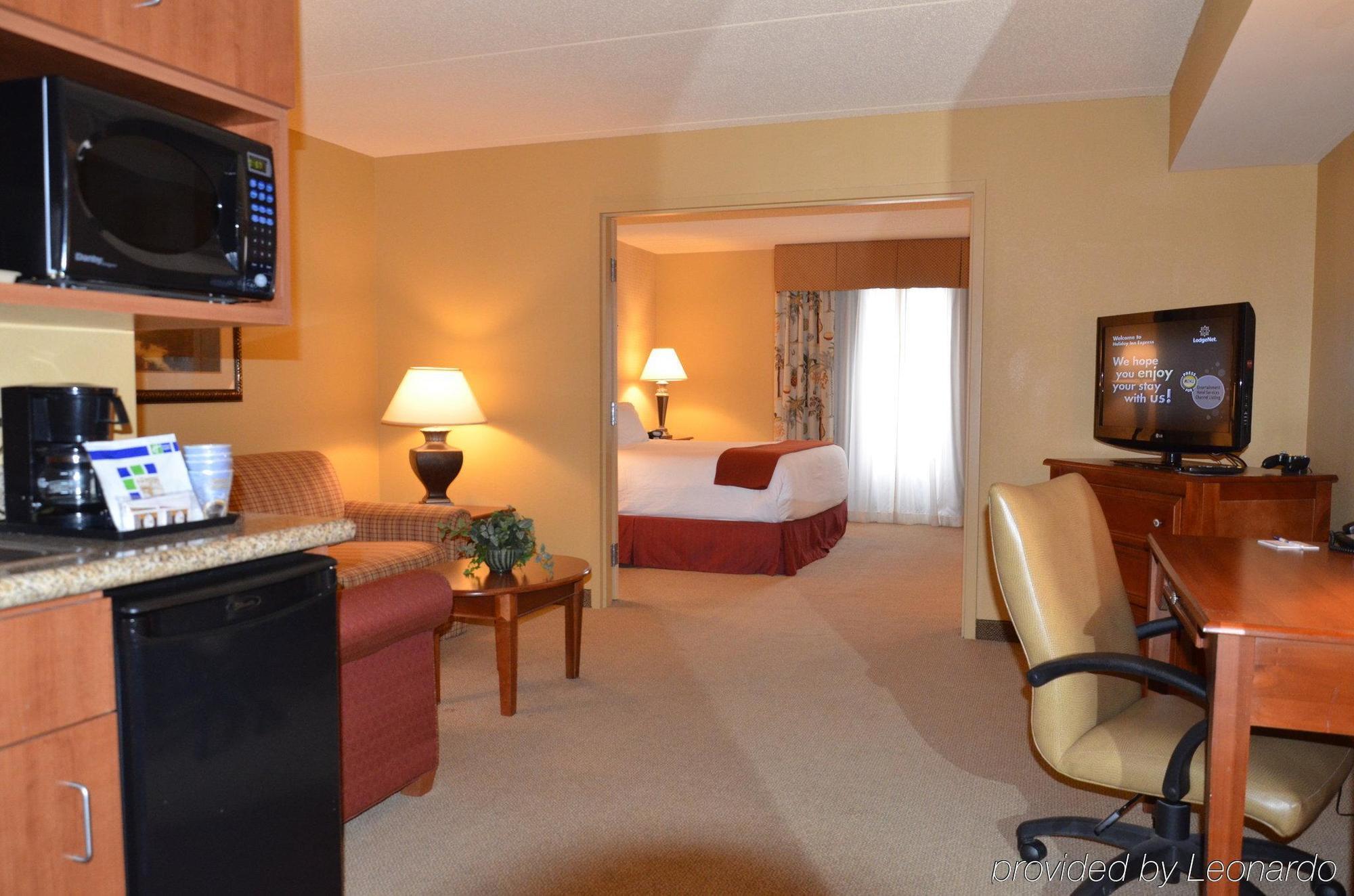 Holiday Inn Express & Suites Bloomington, An Ihg Hotel Номер фото